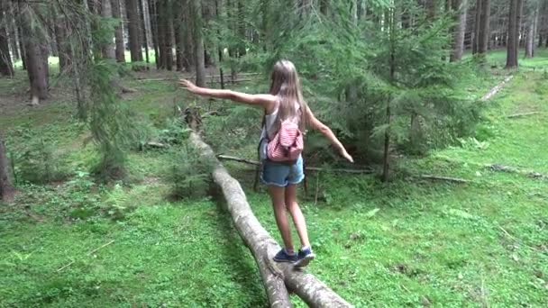 Criança em Floresta Caminhando Árvore Log Kid Jogando Camping Adventure Girl Outdoor Wood — Vídeo de Stock