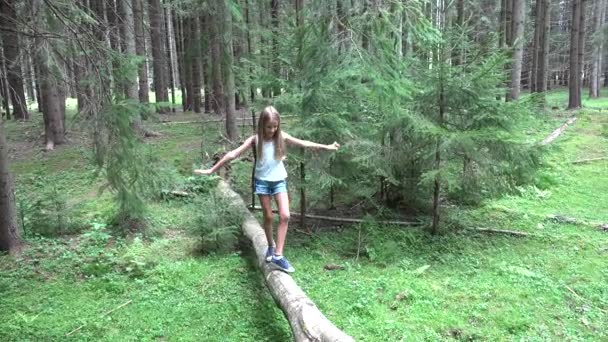 Barn i skogen Walking Tree Log Kid spelar Camping äventyr flicka utomhus trä — Stockvideo