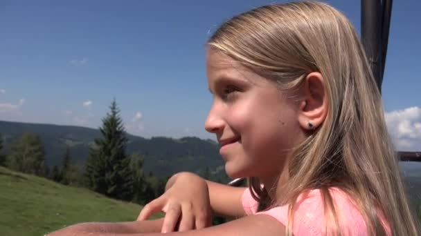 Criança em Chairlift, menina turística em cabo de esqui, criança em montanhas ferroviárias, alpino — Vídeo de Stock