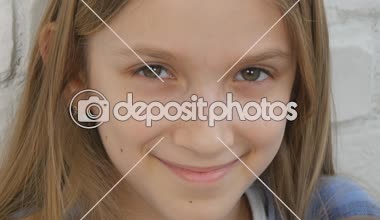 Düşünceli çocuk portre, kamera, seyir dalgın çocuk yüz sarışın kız sıkılmış