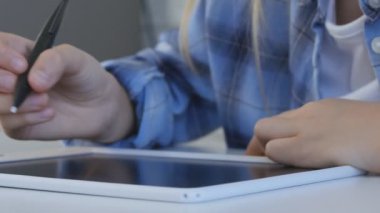 Tablete, okul sınıf yazma, ödev yapmak öğrenme kız okuyan çocuk