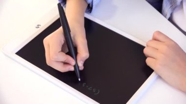 Tablete, okul sınıf yazma, ödev yapmak öğrenme kız okuyan çocuk
