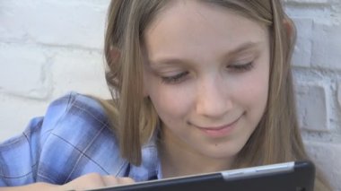 Tablet, Smartphone, çocuk kız okuma iletileri Internet tarama oynayan çocuk