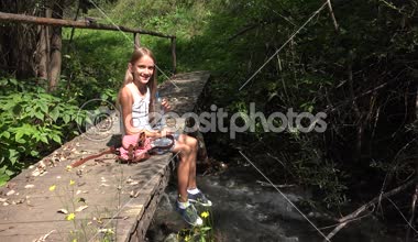 Nehir suyu, dağda, kız doğada kamp, çocuk oynayan çocuk