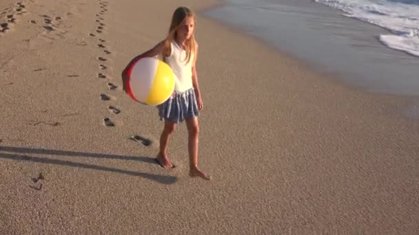 Dziecko gry na plaży o zachodzie słońca, szczęśliwe dziecko spaceru w dziewczynka fale morza nad morzem — Wideo stockowe