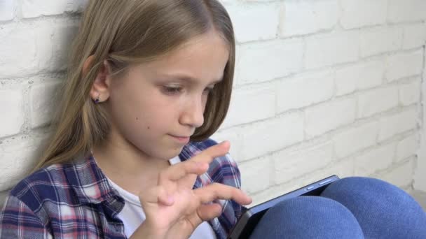 아이 연주 태블릿, 스마트폰, 아이 여자 읽기 메시지 인터넷 검색 — 비디오