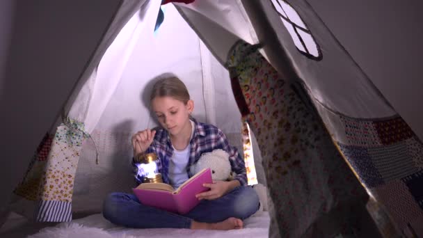 Gyermek olvasás, gyerek tanul éjszaka, lány játék a játszószobában, tanulás a sátor — Stock videók