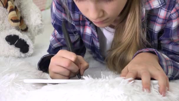 Детский планшет в игровой комнате Девочка пишет домашнюю работу для школьной детской площадки — стоковое видео