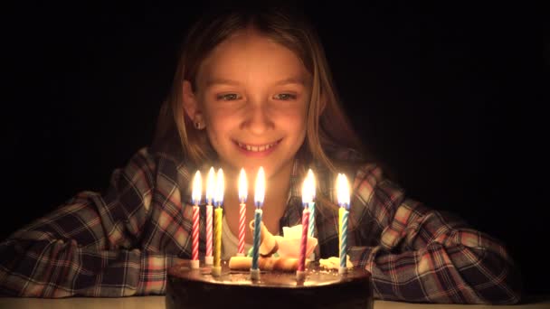 Çocuk doğum günü partisi gece, çocuk yıldönümü kutlama mum üfleme — Stok video