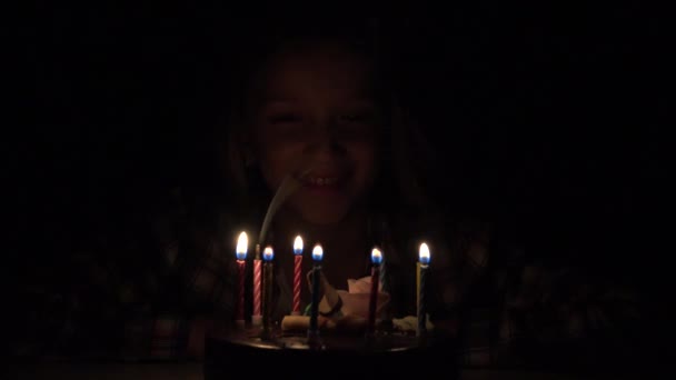 Gyermek Birthday Party fúj gyertyák, éjszaka, gyermekek évforduló megünneplése — Stock videók