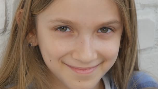 思いやりのある子供のポートレート、カメラで物思いにふける子供顔金髪退屈少女 — ストック動画