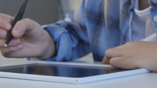 Niño que estudia en la tableta, Chica que escribe en la clase escolar, Aprendiendo haciendo tareas — Vídeos de Stock