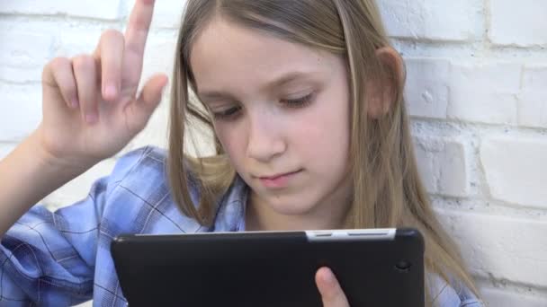 Criança jogando Tablet, Kid Smartphone, Mensagens de leitura da menina navegando na Internet — Vídeo de Stock