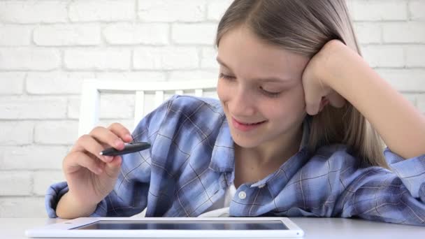 Дети учатся на планшете, девочки пишут в школьном классе, учатся делать домашнюю работу — стоковое видео