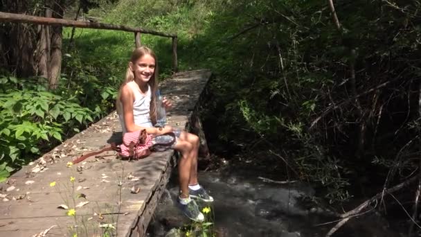 Παιδί που παίζει με το νερό του ποταμού, το παιδί στο κάμπινγκ στα βουνά, το κορίτσι στη φύση — Αρχείο Βίντεο