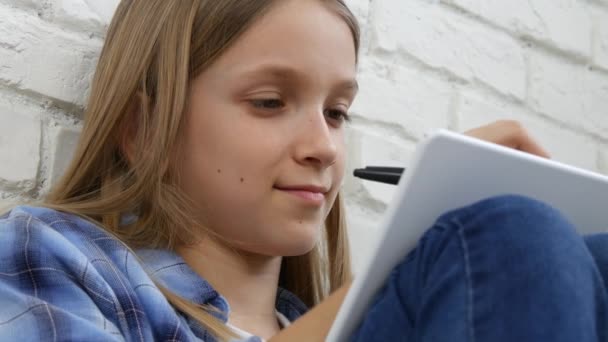 Niño que estudia en la tableta, Chica que escribe en la clase escolar, Aprendiendo haciendo tareas — Vídeos de Stock