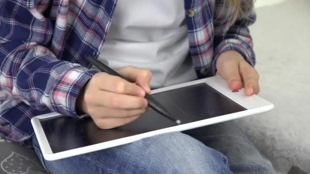 Barn studerar, Kid ritning med tablett, Skrivande skola läxor, flicka spela — Stockvideo