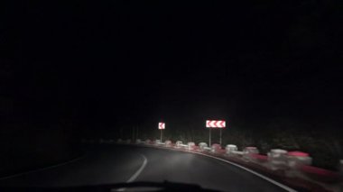 Yoldaki Gece Trafiği, Karanlık Otoyolda Araba Sürme, Seyahat Manzarası, POV