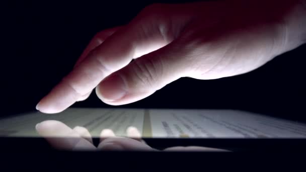 Shopping en ligne à l'aide d'une tablette, Business Woman Girl lecture de journal sur l'appareil 