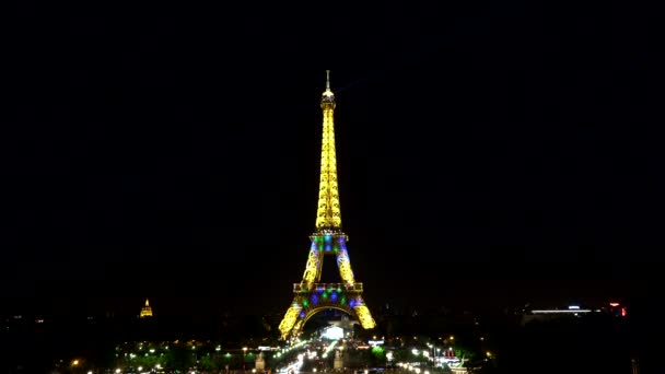 巴黎埃菲尔铁塔夜间, 照明城市景观景点, 市中心景观 — 图库视频影像