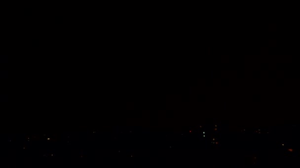 Освещение, грохот над зданиями в городе, гроза ночью, центр города — стоковое видео