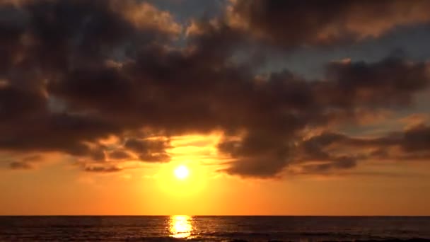 Sunset Beach Timelapse, wschód słońca nad brzegiem morza, widok na Ocean o zachodzie słońca latem — Wideo stockowe