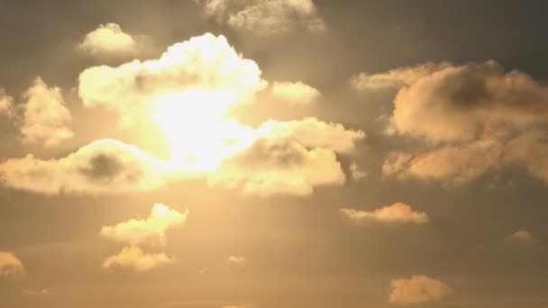 Atardecer dramático con nubes en el cielo, anochecer nublado, lapso de tiempo — Vídeo de stock