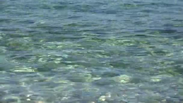 青い波とギリシャ ビーチ海岸夏の海景ビューにクラッシュします。 — ストック動画
