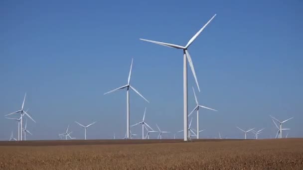 Ветряные мельницы, ветряные турбины, мощность генератора времени, электрический зазор времени — стоковое видео