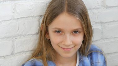 Düşünceli çocuk portre fotoğraf makinesi sarışın sıkılmış kız arayan çocuk yüz gülümseyen,