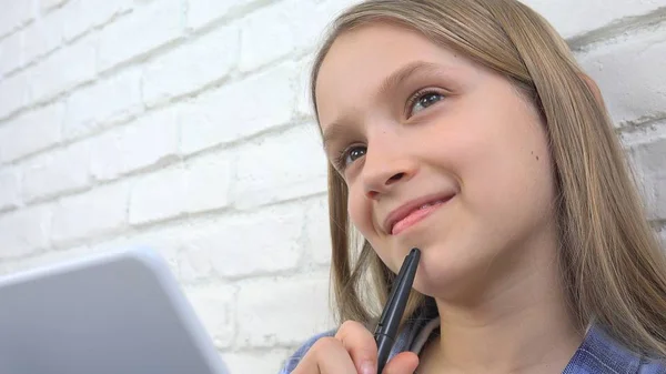 Enfant étudiant sur tablette, Fille écrivant pour la classe scolaire, Apprendre à faire des devoirs — Photo