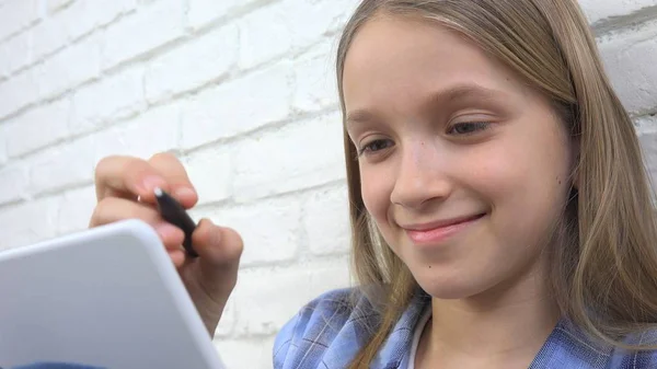 Enfant étudiant sur tablette, Fille écrivant pour la classe scolaire, Apprendre à faire des devoirs — Photo