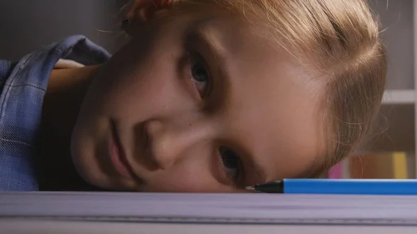 Niño estudiando de noche, niño aburrido escribiendo en oscuro, cansado aprendizaje de estudiante triste —  Fotos de Stock