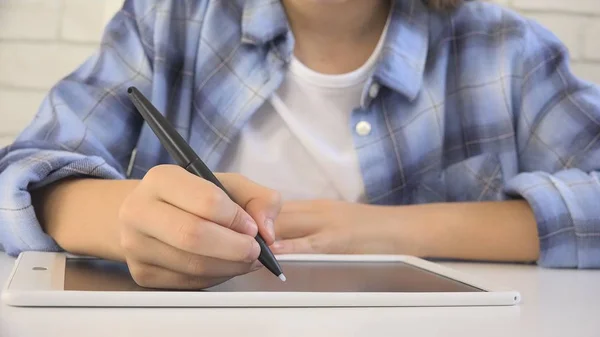 Criança estudando em Tablet, Escrita da menina na aula da escola, Aprendendo a fazer lição de casa — Fotografia de Stock