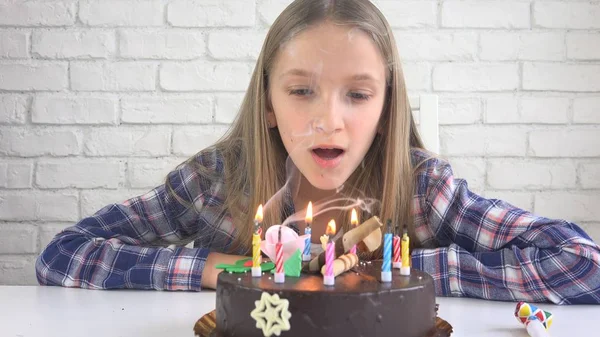 Barn födelsedagsfest blåser stearinljus, barn årsdagen, Kids firande — Stockfoto