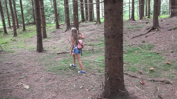 Bambino passeggiando nella foresta, Kid Natura all'aperto, Ragazza che gioca in Campeggio avventura — Foto Stock