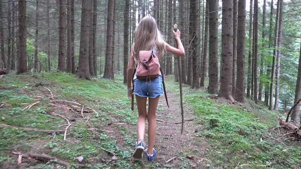 Kind wandelen in bos, Kid buiten natuur, meisje spelen in Camping avontuur — Stockfoto