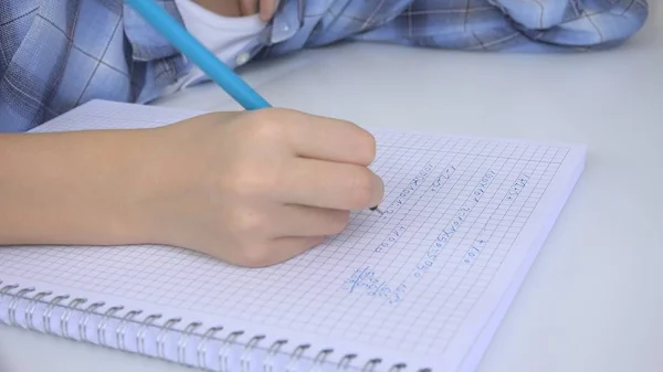 Kind schreibt im Klassenzimmer, lernt, macht Hausaufgaben, lernt Mathematik — Stockfoto