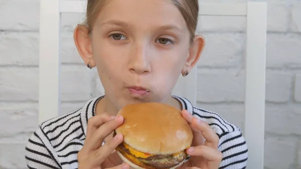 Bambini che mangiano fast food, Bambini che mangiano Hamburger nel ristorante, Ragazza che beve succo — Foto Stock