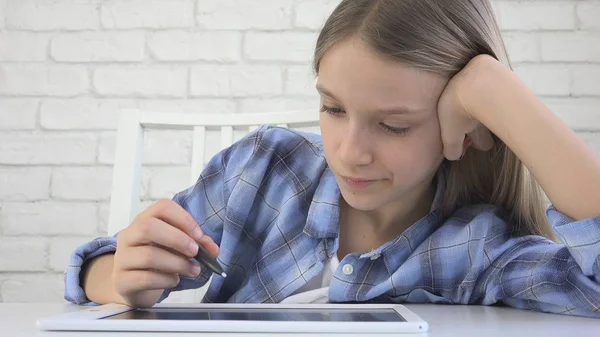 Enfant étudiant sur tablette, Fille écrivant en classe, Apprendre à faire des devoirs — Photo