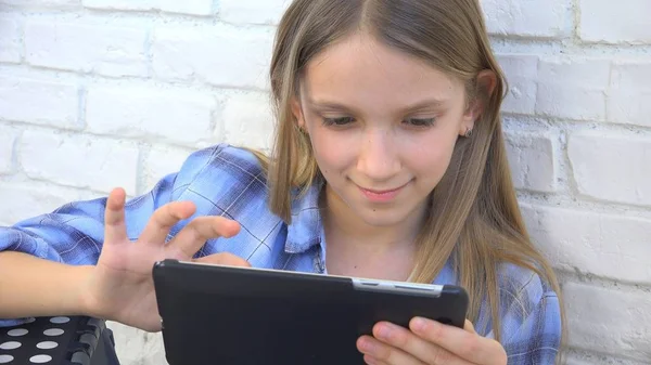 아이 연주 태블릿, 스마트폰, 아이 여자 읽기 메시지 인터넷 검색 — 스톡 사진