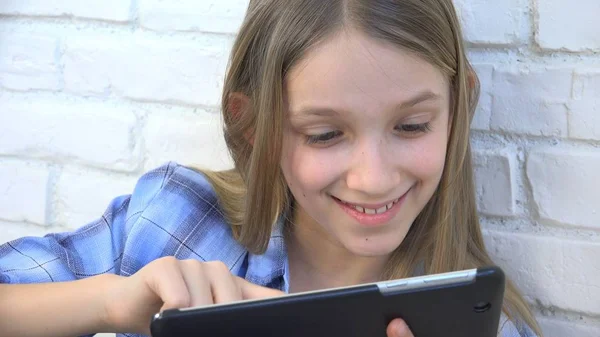 Enfant Jouer Tablette, Enfant Smartphone, Fille Lecture de messages Parcourir Internet — Photo