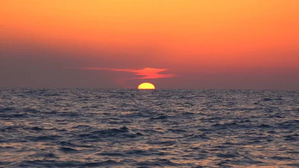 Sunset Beach, Sunrise on Seashore, Ocean at Sundown in Summer, Light Seascape — стоковое фото