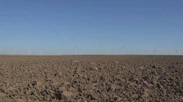 Windmühlen, Windräder, landwirtschaftliche Weizenfeldgeneratoren, Elektrizität — Stockfoto