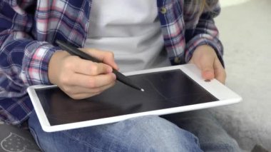 Oyun Odasında Tablet Oynayan Çocuk Ev Çizimi, Oyun Alanında Okul Çocuğu