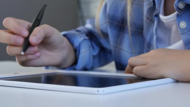 儿童学习平板电脑, 女孩写作在学校课堂上, 学习做家庭作业 — 图库视频影像