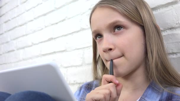 Niño que estudia en la tableta, Chica que escribe para la clase de la escuela, Aprendiendo haciendo la tarea — Vídeos de Stock