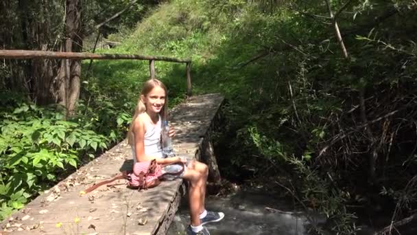 Criança brincando pelo rio Água, Criança no acampamento nas montanhas, Menina na natureza — Vídeo de Stock