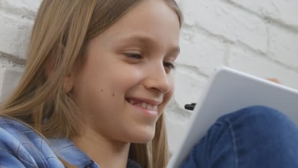 Kind lernt am Tablet, Mädchen schreibt für Schulklasse, lernt Hausaufgaben machen — Stockvideo