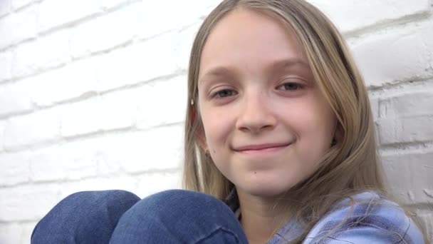 Retrato infantil reflexivo, cara de niño sonriente mirando en la cámara chica aburrida rubia — Vídeos de Stock